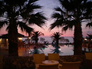 Front of property – evening/night - OASIS HOTEL KYPARISSIA (Trifylia)