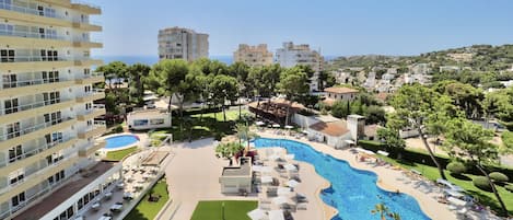 Piscine extérieure, chaises longues