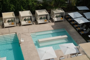 Piscina a l'aire lliure, para-sols i gandules 