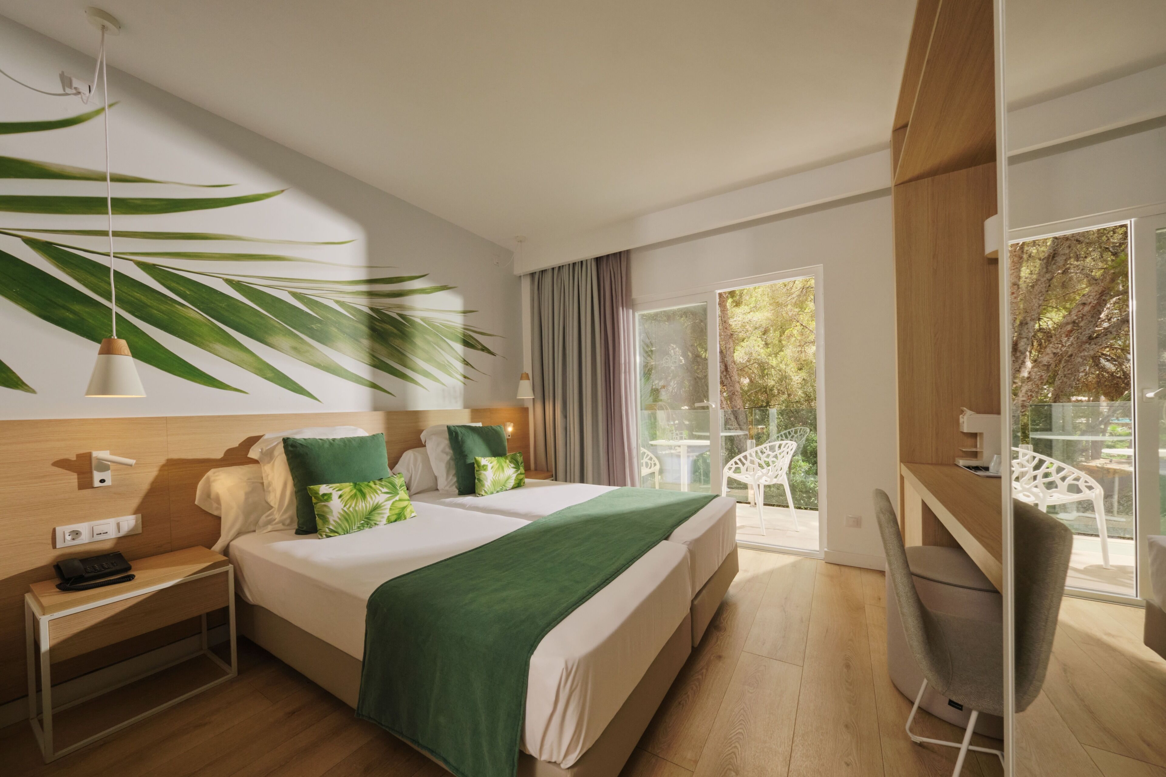 Habitació doble estàndard, balcó | Minibar, caixa forta a l'habitació i escriptori 