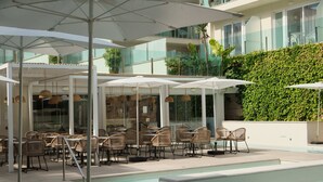 A poolside area with outdoor seating and umbrellas. - BQ Paguera Boutique Hotel - Adults Only (Calvia)