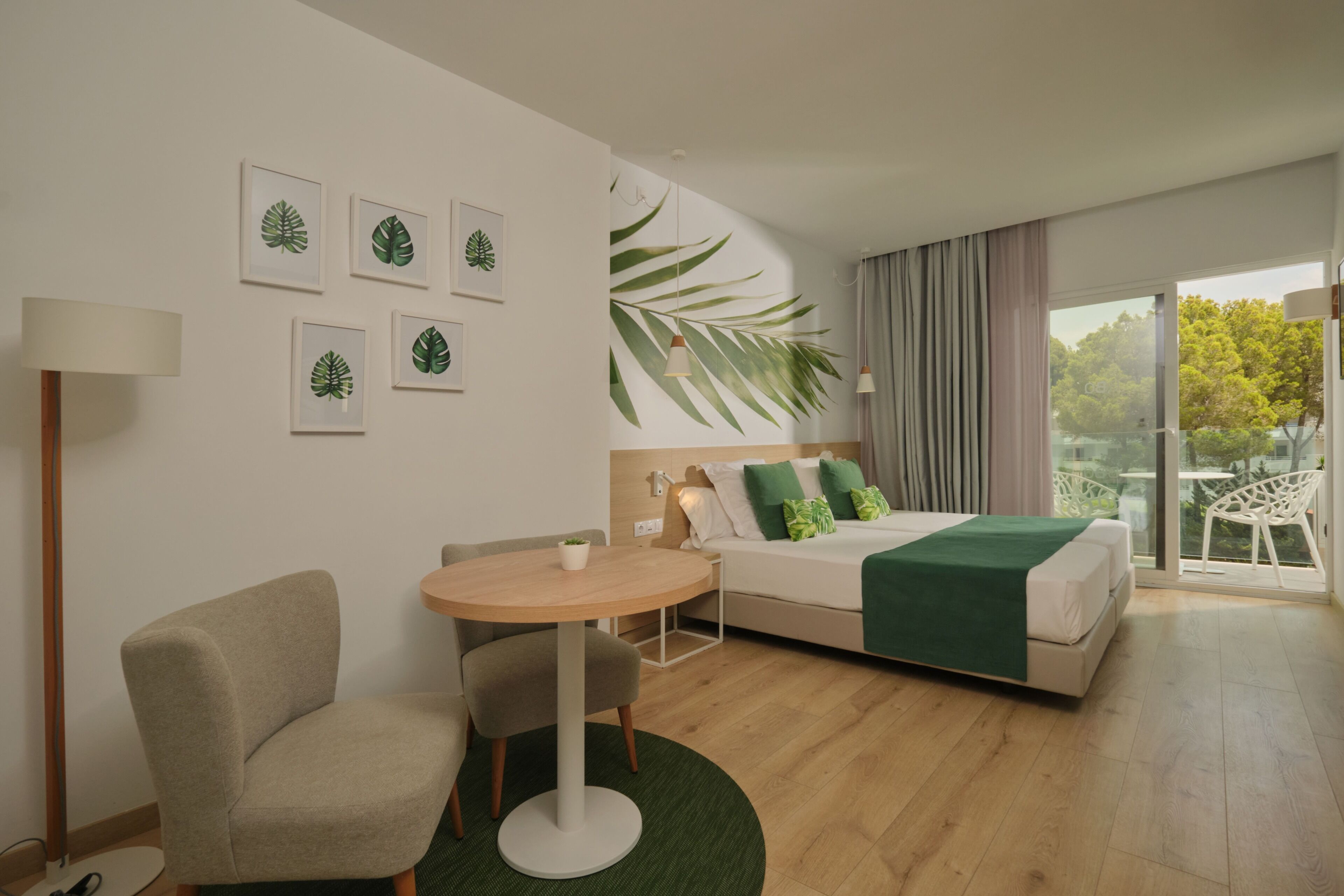 Habitación doble superior, balcón, vistas a la piscina | Minibar, caja fuerte, escritorio y espacio para trabajar con un portátil