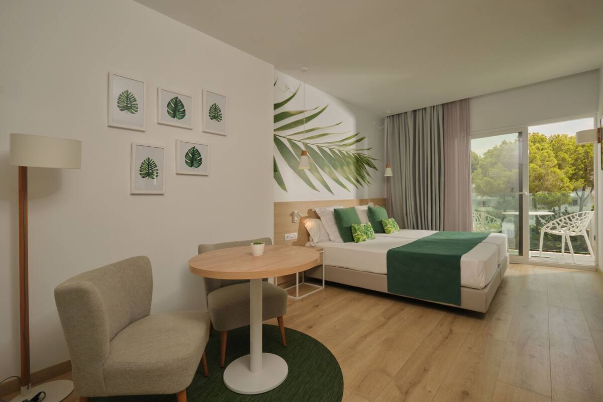 Habitación doble superior, balcón, vistas a la piscina | Minibar, caja fuerte, escritorio y espacio para trabajar con un portátil