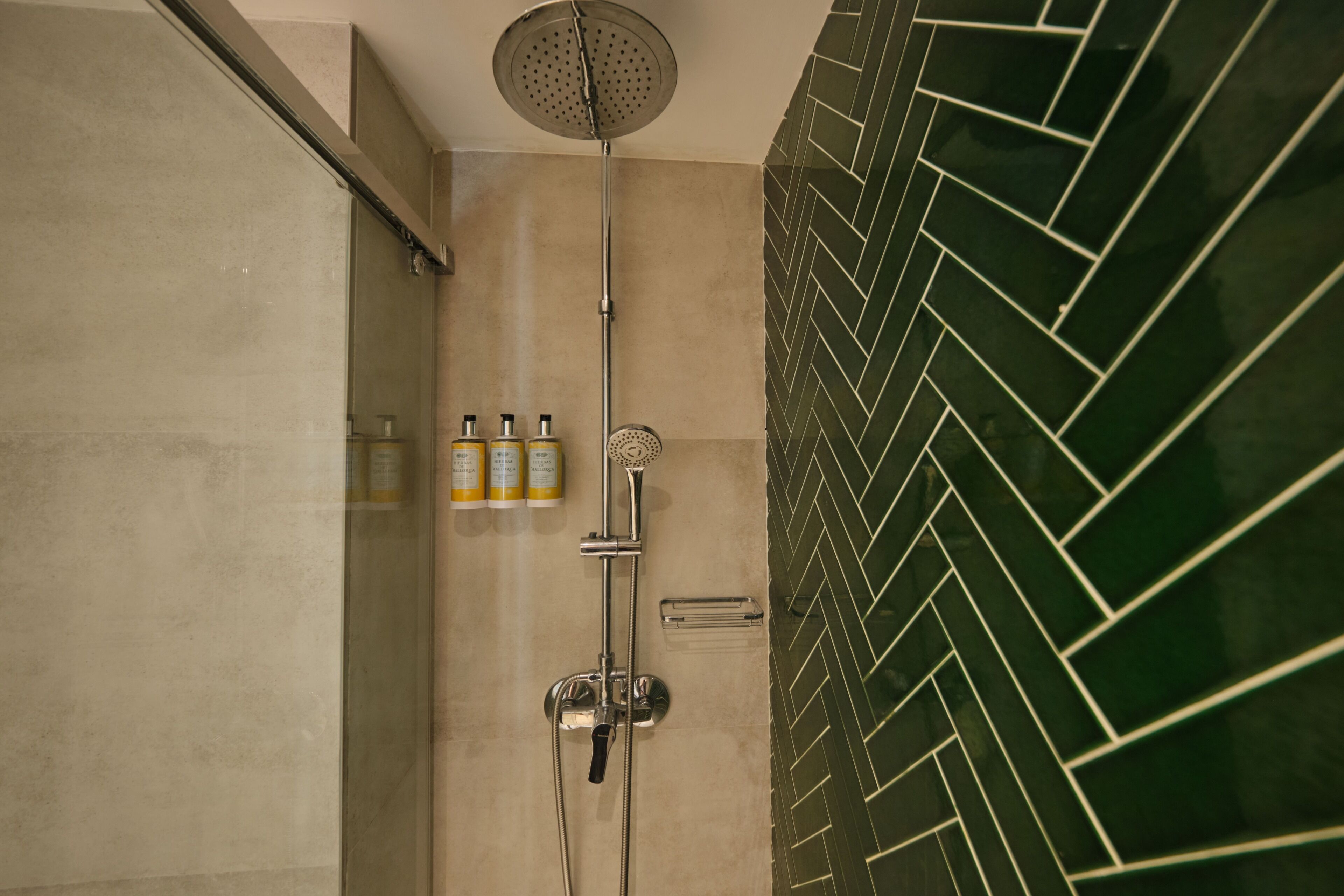 Standard-Doppelzimmer, Balkon, Poolblick | Badezimmer | Dusche, Regendusche, kostenlose Toilettenartikel, Haartrockner
