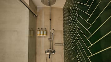 Standard-Doppelzimmer, Balkon, Poolblick | Badezimmer | Dusche, Regendusche, kostenlose Toilettenartikel, Haartrockner