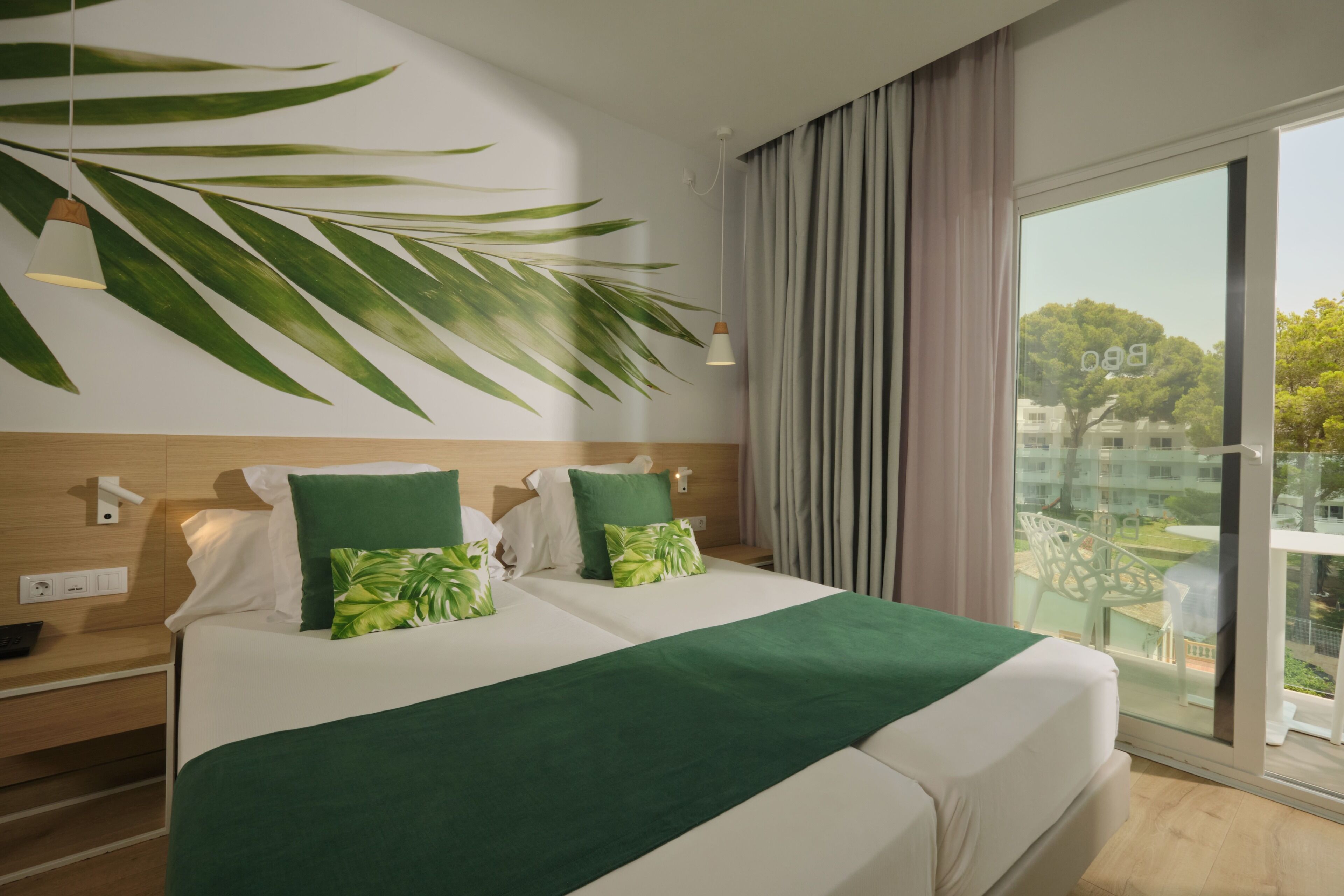 Habitació doble superior, balcó, vistes a la piscina | Minibar, caixa forta a l'habitació i escriptori 