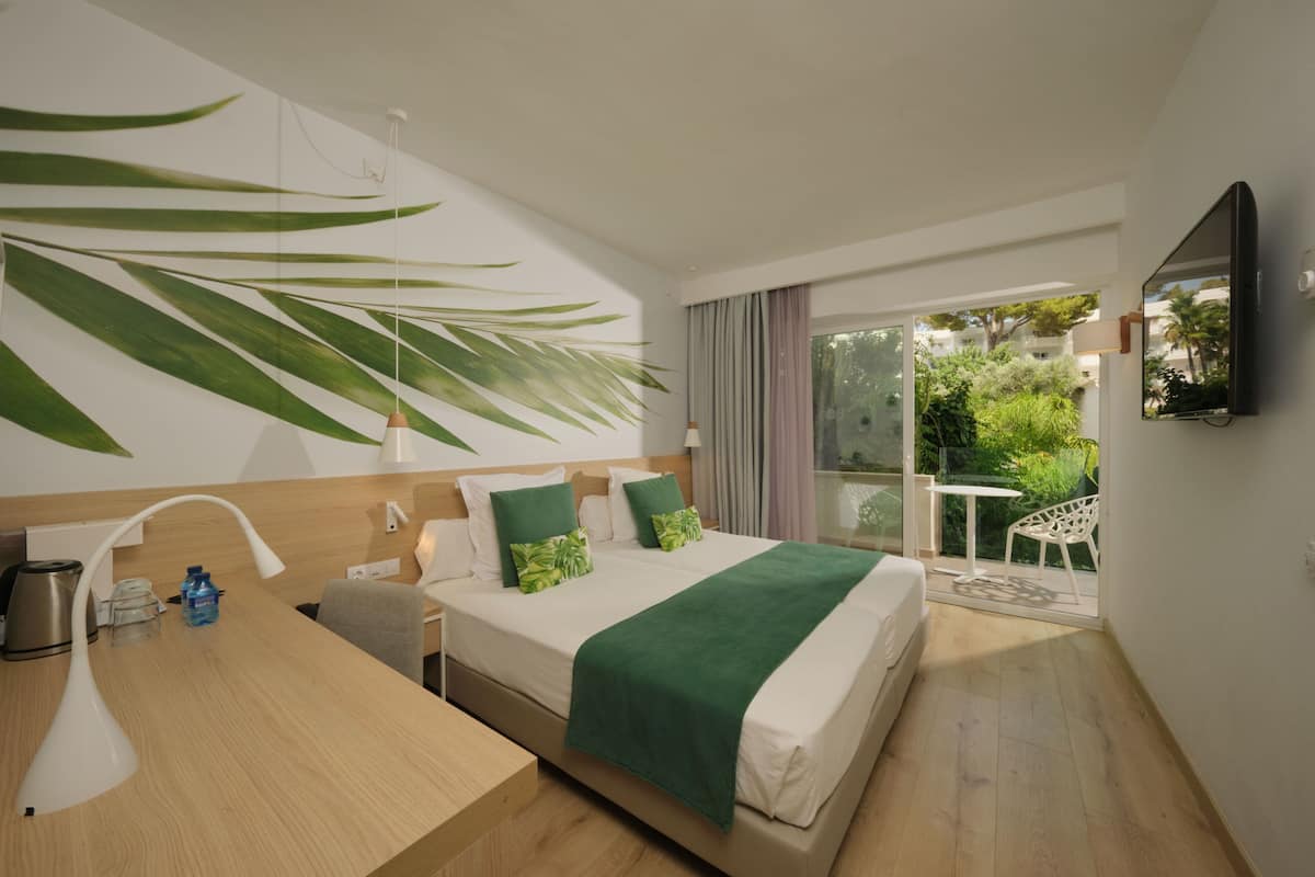 Habitación estándar doble, balcón, vistas a la piscina | Minibar, caja fuerte, escritorio y espacio para trabajar con un portátil