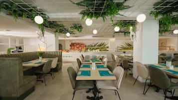 Déjeuner et dîner servis sur place