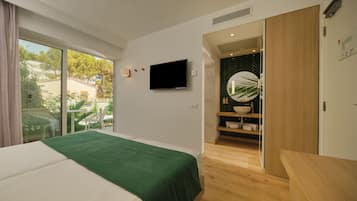 Een moderne slaapkamer met een bed, een televisie en uitzicht op de omgeving.