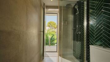 Standard-Doppelzimmer, Balkon, Poolblick | Badezimmer | Dusche, Regendusche, kostenlose Toilettenartikel, Haartrockner