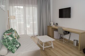 Suite Junior, terrasse, vue piscine | Vue de la chambre