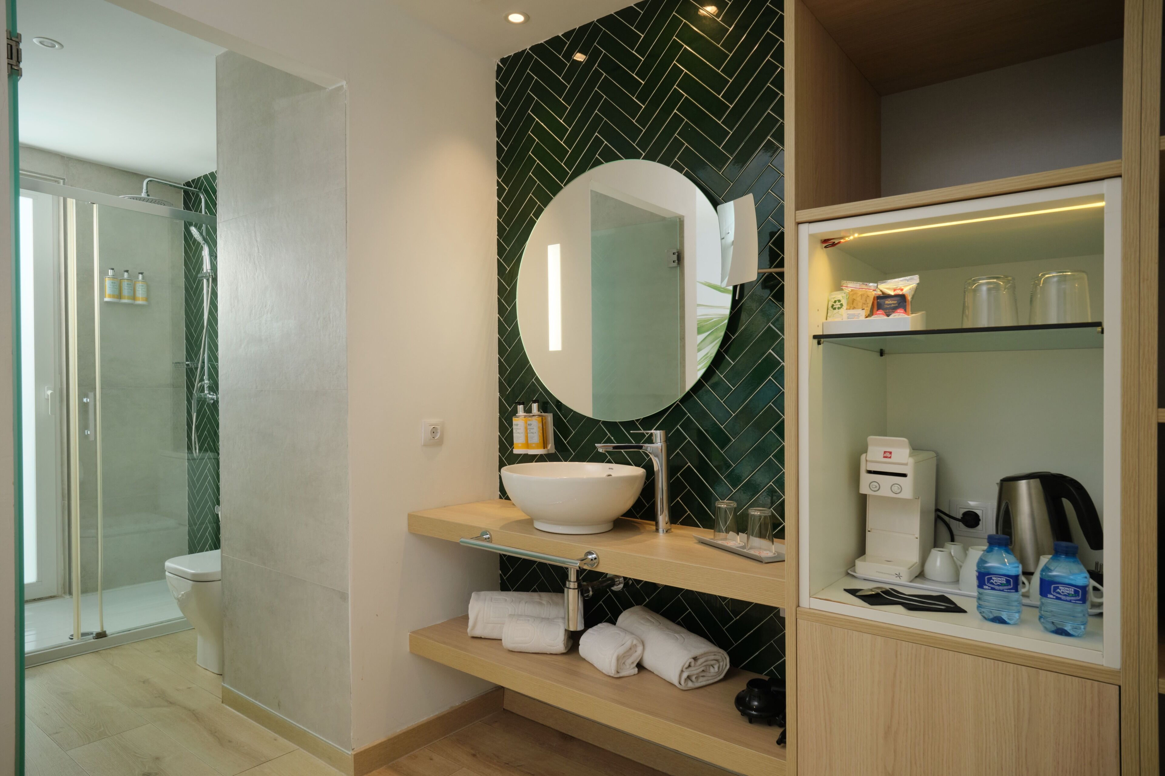 Chambre Double Supérieure, balcon, vue piscine | Salle de bain | Douche, douche à « effet pluie », articles de toilette gratuits