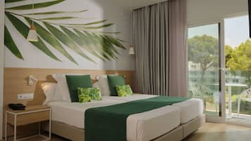 Un dormitorio moderno con una cama grande, una mesita de noche, una lámpara y vistas a zonas verdes por la ventana.