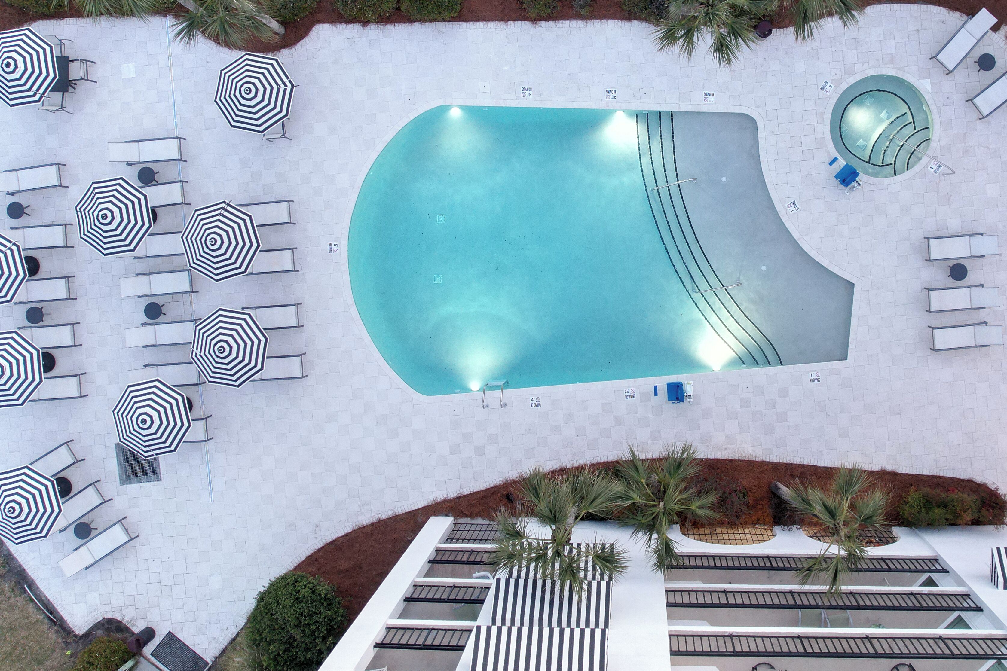 Piscine extérieure, chaises longues