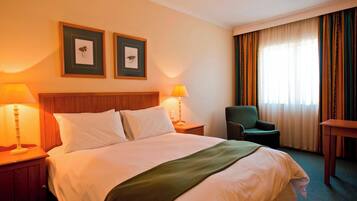 Habitación, 1 cama matrimonial | Caja de seguridad en la habitación, escritorio y cunas gratuitas