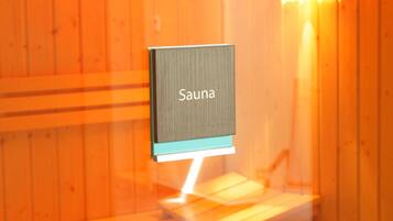 Eine Sauna mit Holzwänden und einem Schild mit der Aufschrift 'Sauna'.