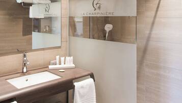 Habitación doble superior | Baño | Secadora de cabello y toallas