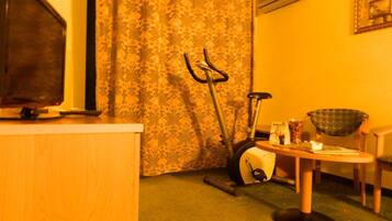 Desk, free WiFi, alarm clocks