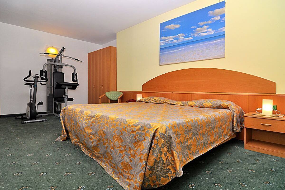 Desk, WiFi (free), alarm clocks