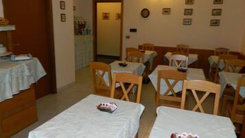 Tägliches kontinentales Frühstück gegen Gebühr