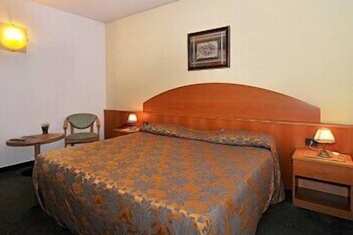 Desk, WiFi (free), alarm clocks