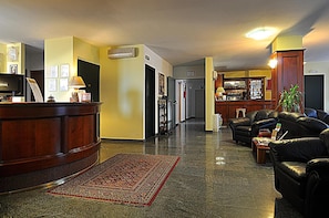 Lobby - Ascot Lodging (Cardano al Campo)