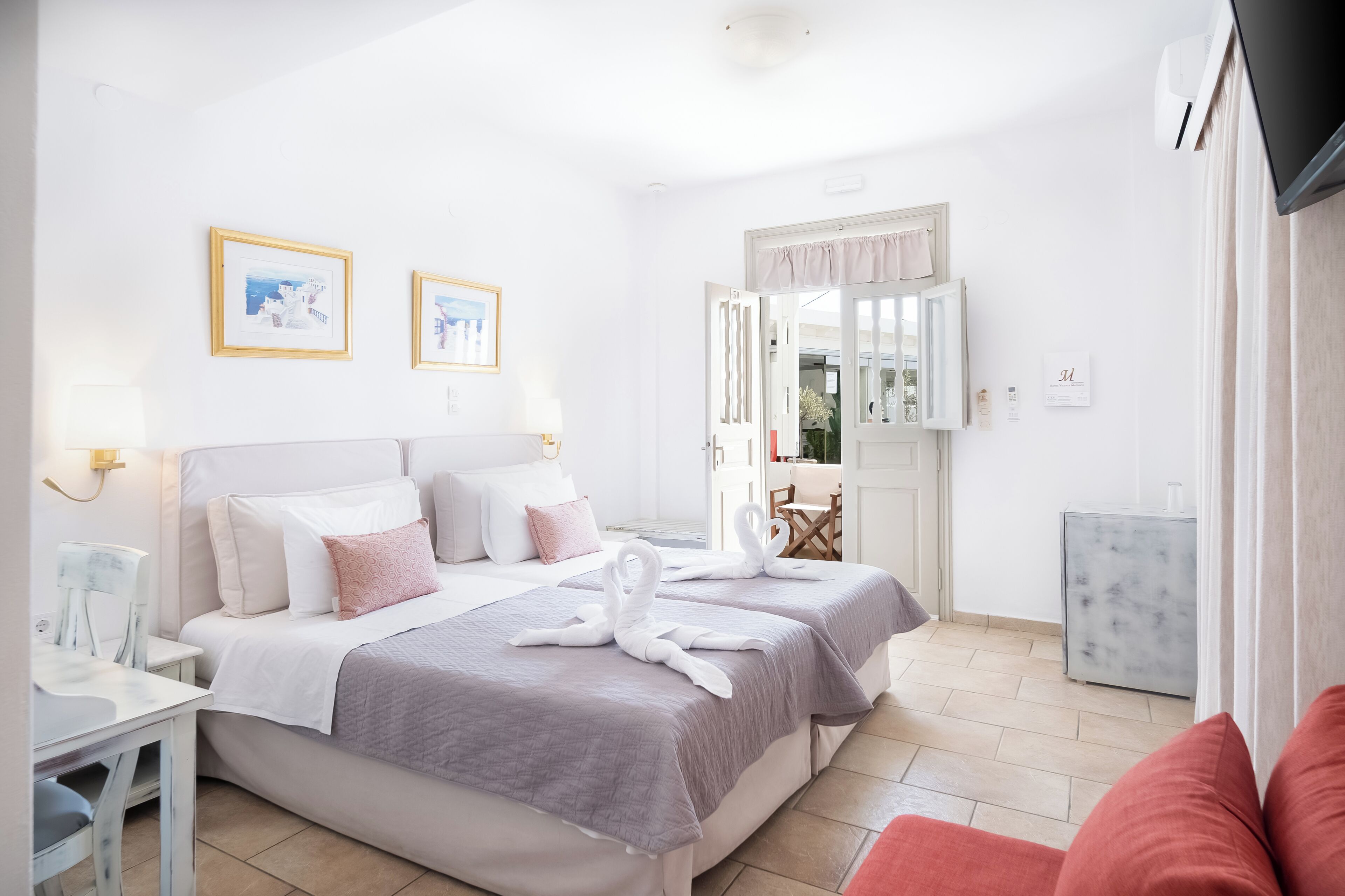 Minibar, safe på rommet, skrivebord og lydisolert