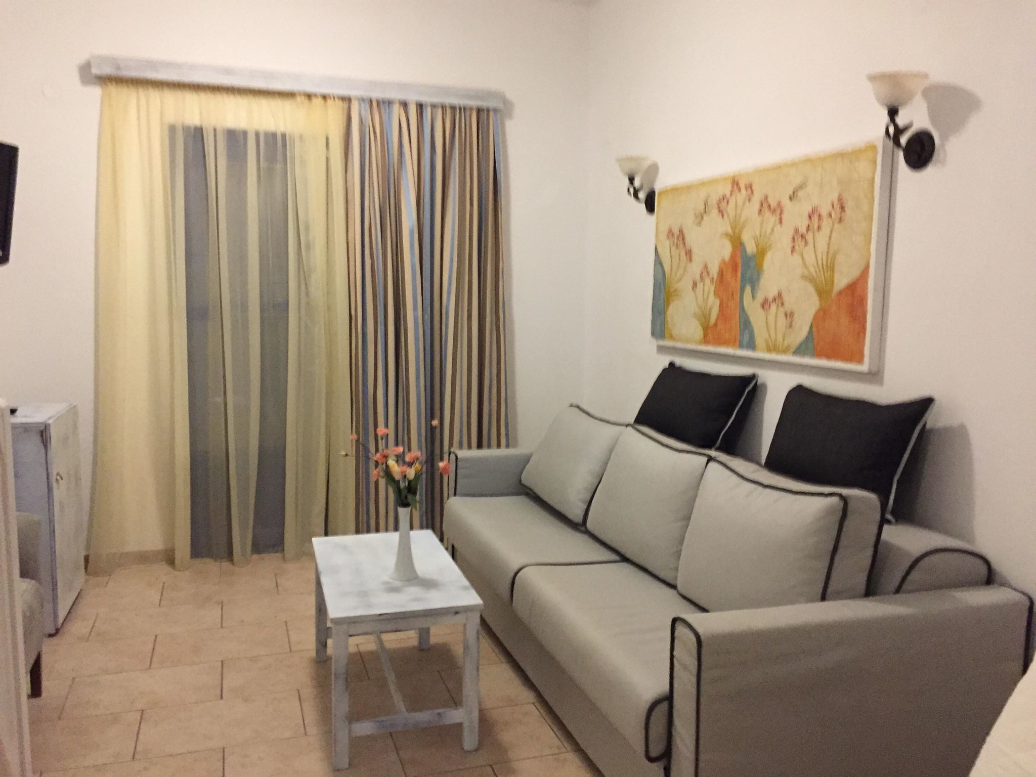 traditional suite | minibar, in-room safe, desk, soundproofing