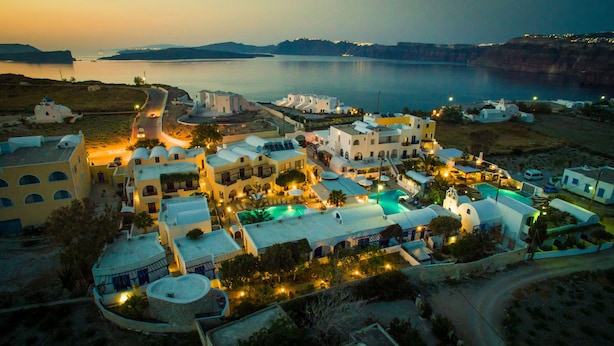 A coastal resort with multiple buildings, a swimming pool, and a view of the sea. - Hotel Mathios Village (Santorini)