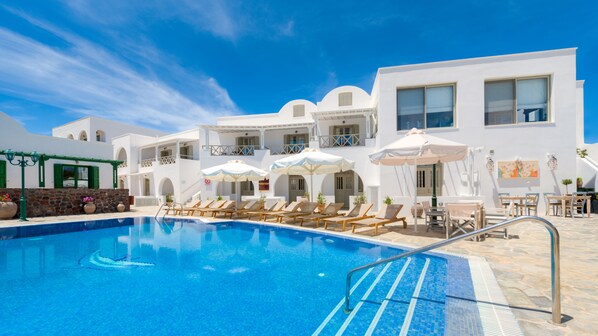 حمّام سباحة خارجي، مظلات على حمّام السباحة، مقاعد للتشمس