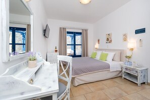 Minibar, in-room safe, desk, soundproofing - Hotel Mathios Village (Santorini)