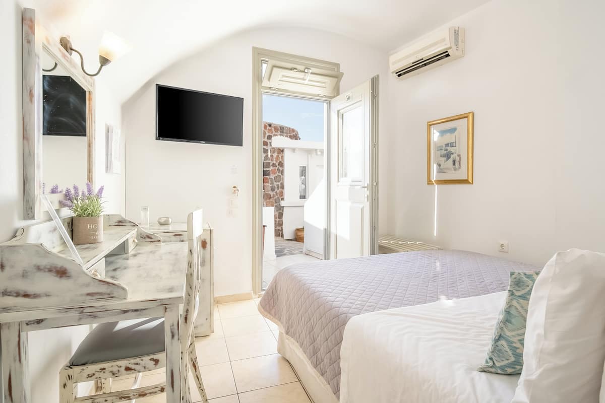 Standard Room | Minibar, in-room safe, desk, soundproofing