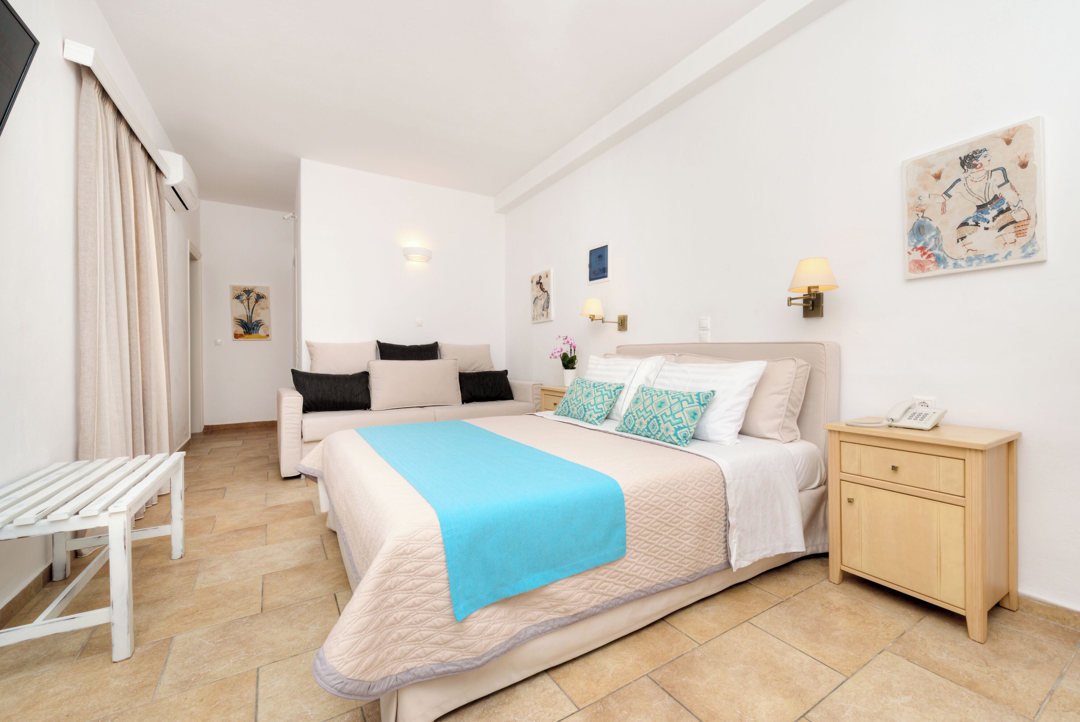 Familierom, 2 soverom | Minibar, safe på rommet, skrivebord og lydisolert