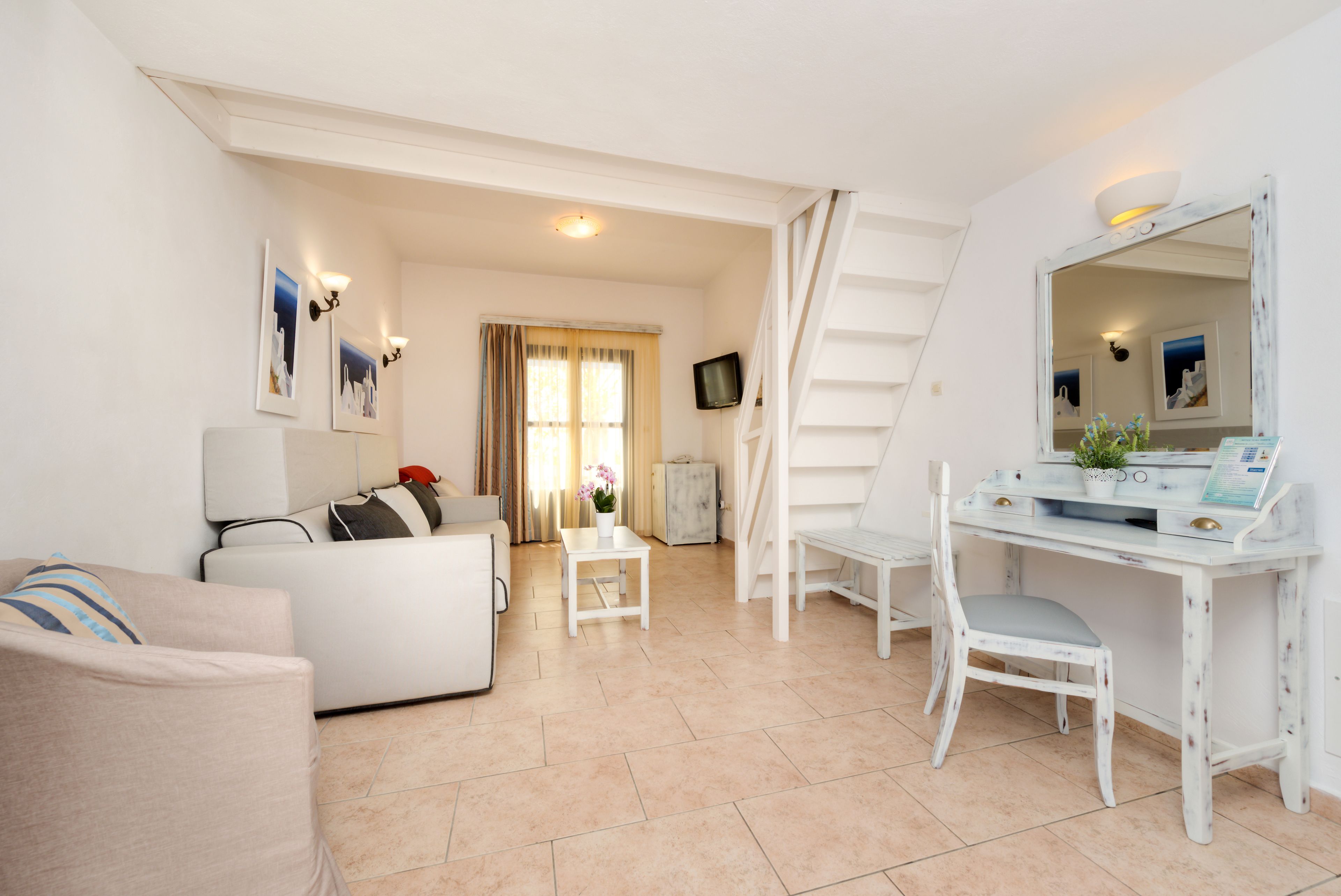 traditional suite | minibar, in-room safe, desk, soundproofing