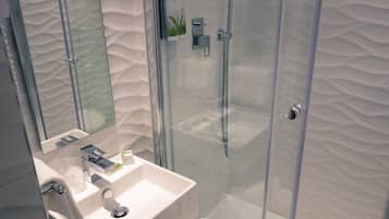 Twin Room | Bathroom | Rainfall showerhead, free toiletries, hair dryer, towels