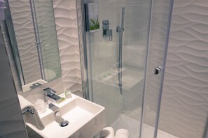 Twin Room | Bathroom | Rainfall showerhead, free toiletries, hair dryer, towels - Hotel Prince Albert Wagram (Paris)