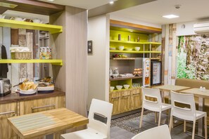 Café da manhã com buffet todos os dias (EUR 13 por pessoa) 