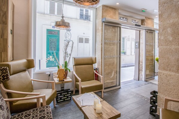 Coin salon dans le hall