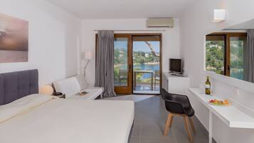 Superior Double Room, Sea View (Deluxe) | In-room safe, blackout drapes, bed sheets