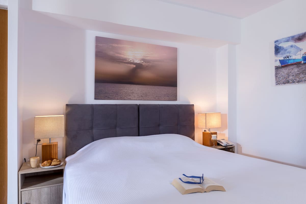 Cofres nos quartos, cortinas blackout, roupa de cama