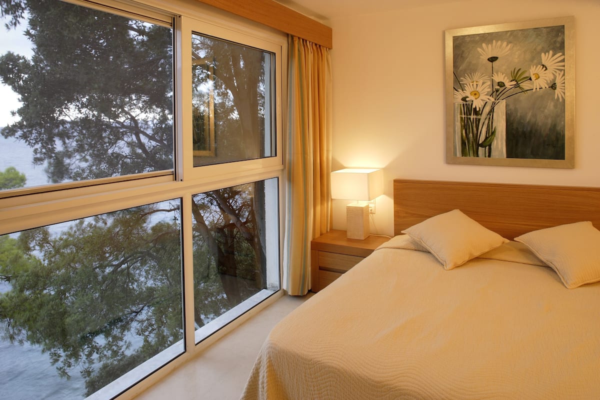 Suíte, banheira de hidromassagem, vista para o mar | Cofres nos quartos, cortinas blackout, roupa de cama