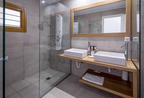 Quarto casal superior, vista para o mar (Deluxe) | Banheiro | Secador de cabelo, toalhas de banho, sabonete, shampoo