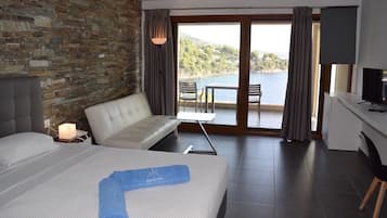 Junior Suite, Sea View | In-room safe, blackout drapes, bed sheets