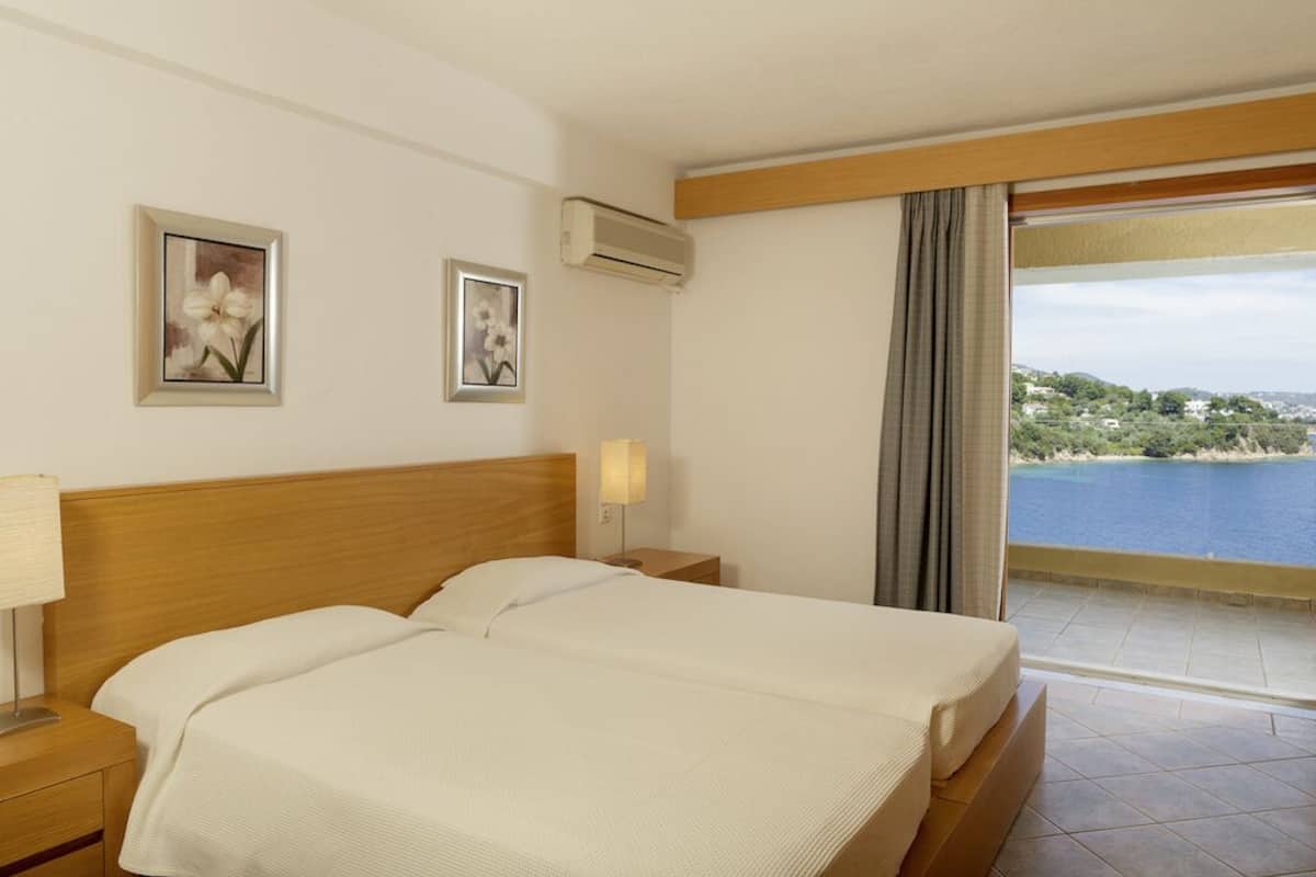 Suíte, 2 quartos, vista para o mar | Cofres nos quartos, cortinas blackout, roupa de cama