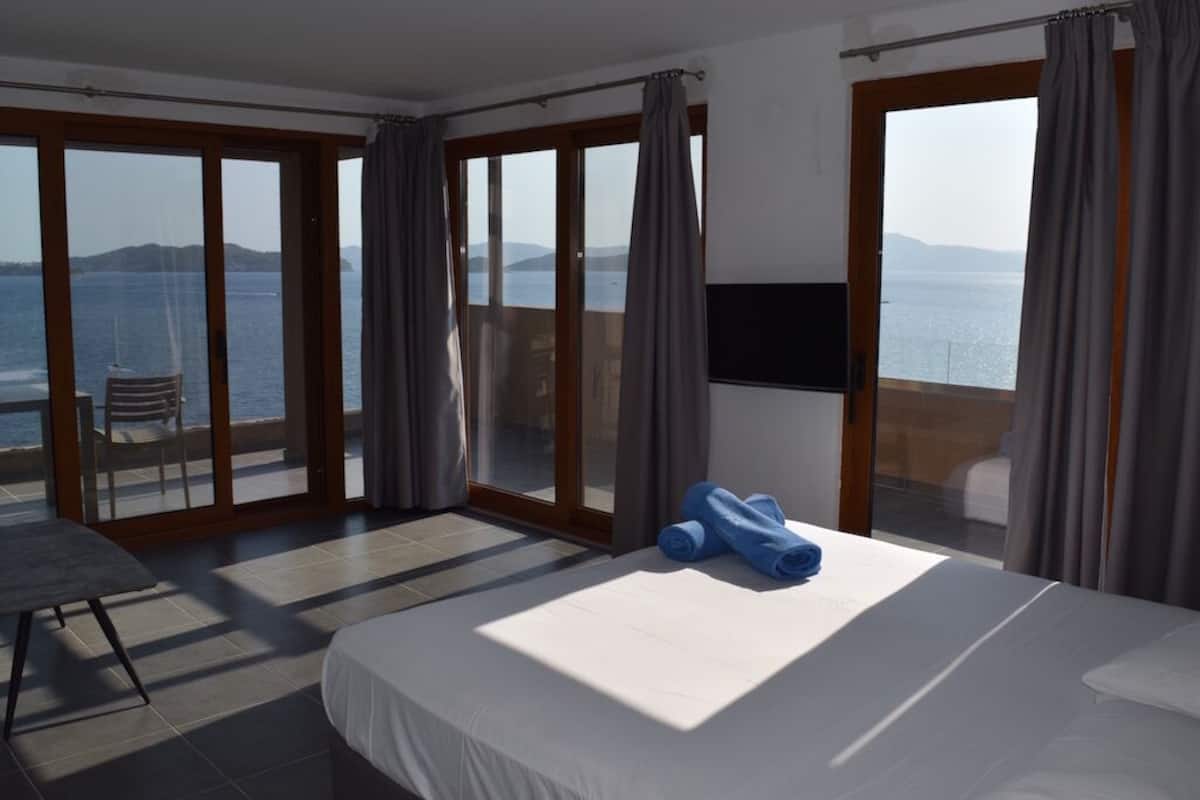 Suíte júnior, vista para o mar | Cofres nos quartos, cortinas blackout, roupa de cama