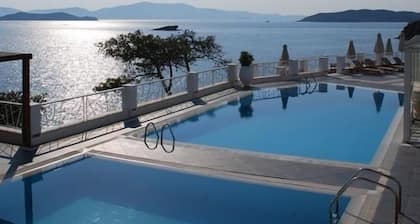 Cape Kanapitsa Hotel & Suites