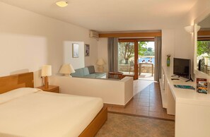 Habitación Deluxe, vista al mar | Caja de seguridad en la habitación, cortinas blackout y ropa de cama 