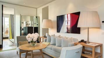 Panorama penthouse, uitzicht op stad | Woonruimte | Een flatscreentelevisie en een iPod-dock
