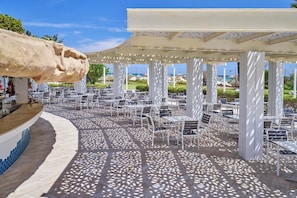 4 restaurants, breakfast, lunch, dinner served; Italian cuisine