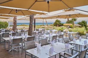 4 restaurants, breakfast, lunch, dinner served; Italian cuisine